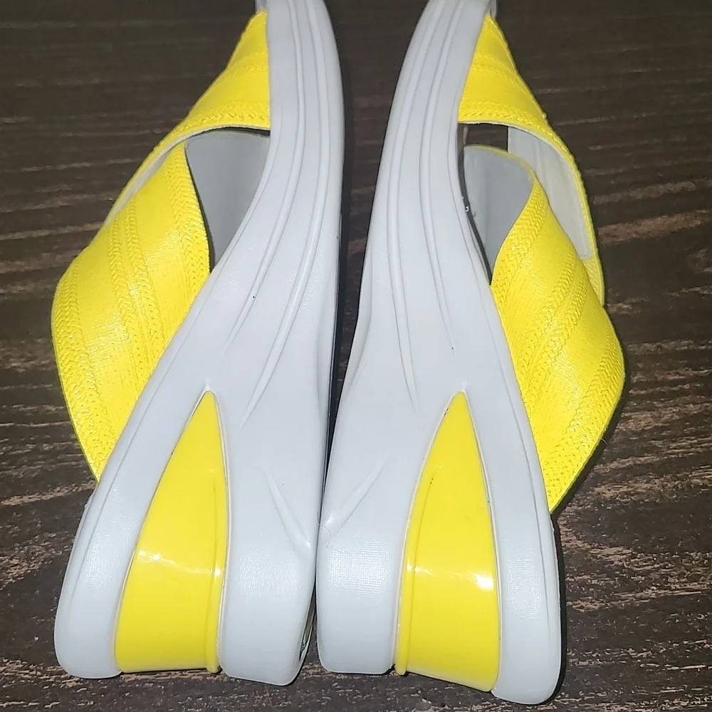 Bzees Vista Womens X-Strap Wedge Sandals Slides Yellow Fabric Size 9W